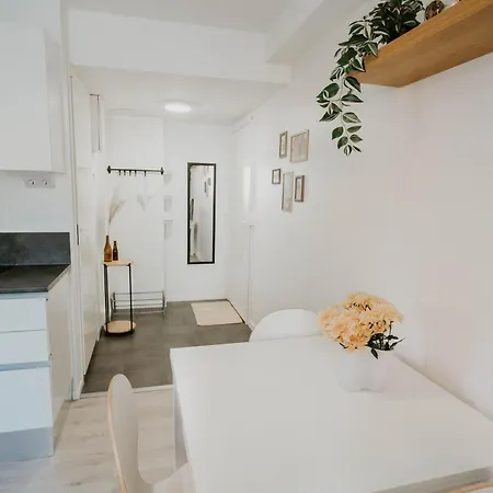 ~ A Modern Flat At A Calm Ground Floor ~ 公寓